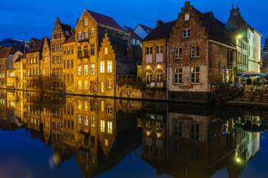 Gün batımında yansımaları Ghent, Belçika