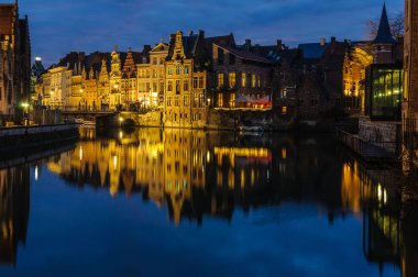 Gün batımında yansımaları Ghent, Belçika