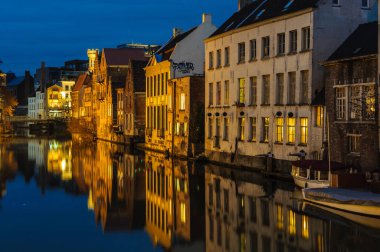 Gün batımında yansımaları Ghent, Belçika