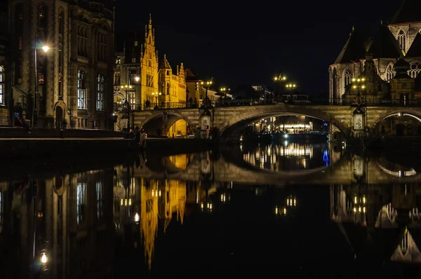 Nachtreflexion in Gent, Belgien — Stockfoto