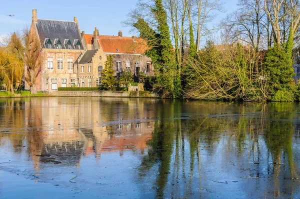 Reflexão no lago em Minnewater, Bruges, Bélgica — Fotografia de Stock