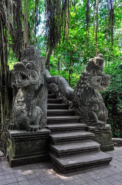 Estatuas de dragón en el bosque de monos en Ubud, Bali —  Fotos de Stock