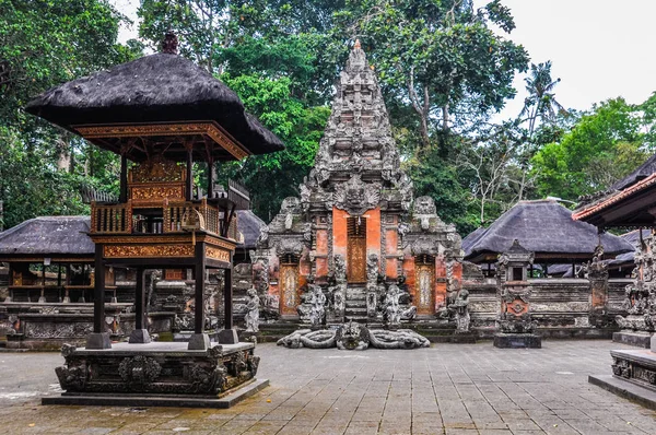 Hinduiska tempel i Monkey Forest i Ubud, Bali — Stockfoto