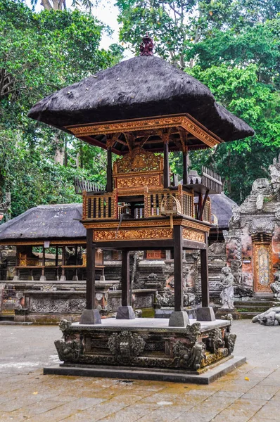 Hinduiska tempel i Monkey Forest i Ubud, Bali — Stockfoto