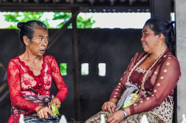 Mujeres balinesas charlando en Ubud, Bali —  Fotos de Stock