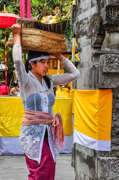 Bali dili kadın Tirta Empul Tapınağı, Bali, Endonezya — Stok fotoğraf