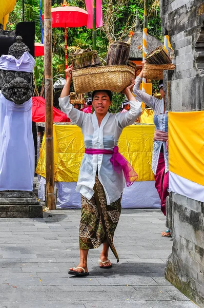 Bali dili kadın Tirta Empul Tapınağı, Bali, Endonezya — Stok fotoğraf