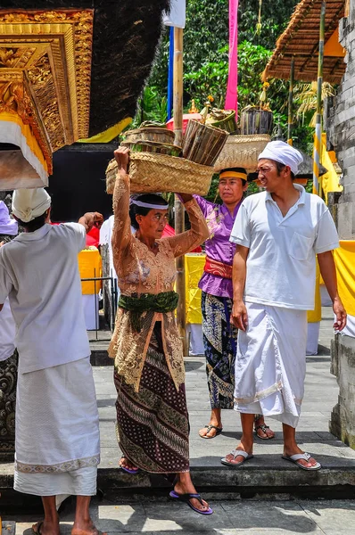 Bali dili kadın Tirta Empul Tapınağı, Bali, Endonezya — Stok fotoğraf