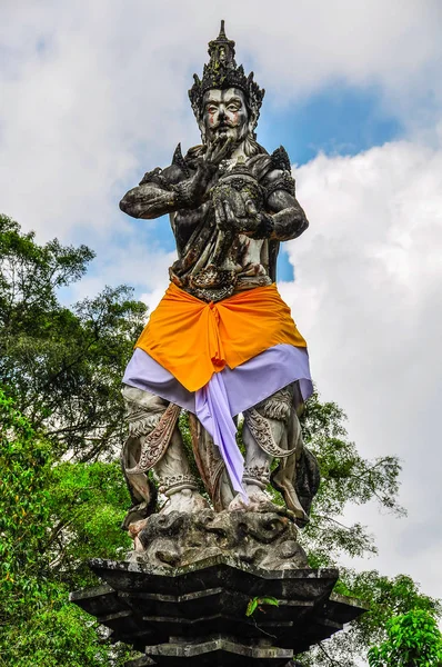 รูปปั้นพระเจ้าในวัดติตต้า เอ็มเพด บาหลี อินโดนีเซีย — ภาพถ่ายสต็อก