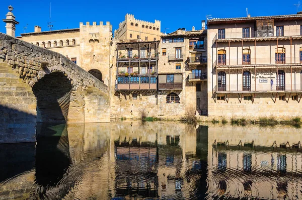 Reflexão no rio em Valderrobres, Espanha — Fotografia de Stock
