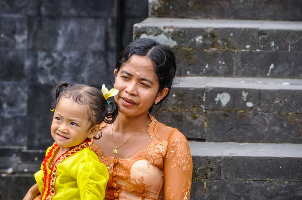 Madre e hija en el Templo Pura Besakih, Bali, Indonesia —  Fotos de Stock