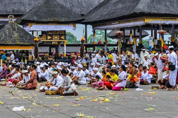 Tradycyjny rytuał w świątyni Pura Besakih, Bali, Indonezja — Zdjęcie stockowe