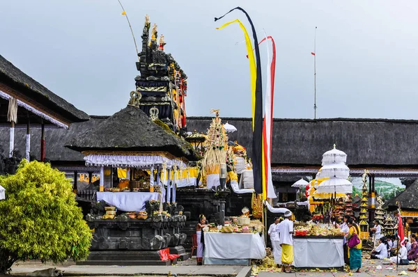 Tradycyjny rytuał w świątyni Pura Besakih, Bali, Indonezja — Zdjęcie stockowe