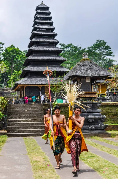 Pura Besakih Tapınağı'nda geleneksel ritüel, Bali, Endonezya — Stok fotoğraf
