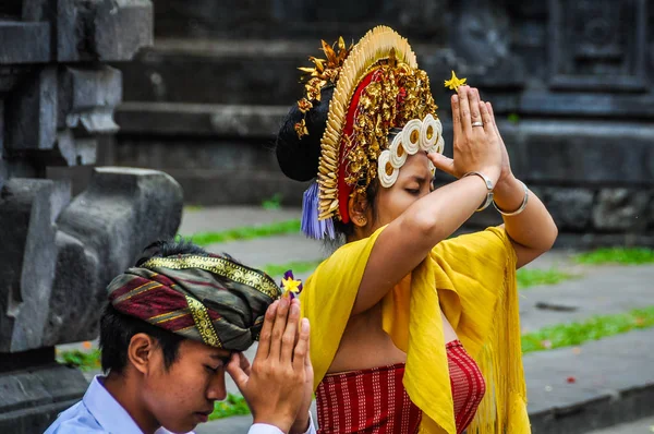 Gente rezando en el Templo Pura Besakih, Bali, Indonesia —  Fotos de Stock
