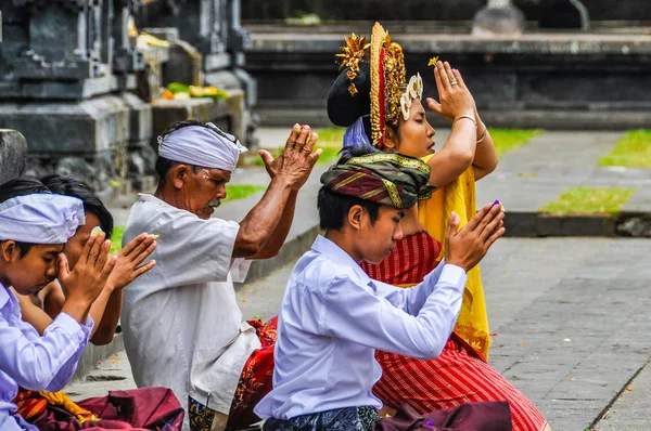 Modlących się ludzi w Pura Besakih Temple, Bali, Indonezja — Zdjęcie stockowe