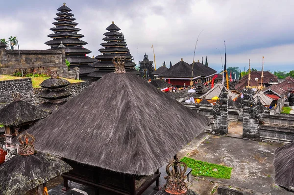 Pura Besakih 사원, 발리, 인도네시아에 지붕 — 스톡 사진