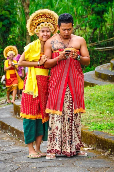 Kilka lokalnych w Pura Besakih Temple, Bali, Indonezja — Zdjęcie stockowe