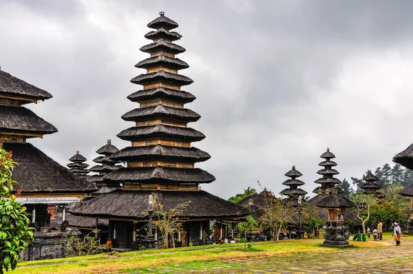 Střechy v Pura Besakih Temple, Bali, Indonésie — Stock fotografie