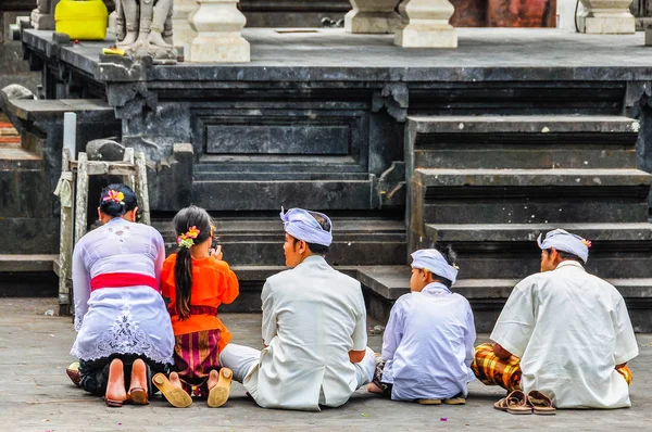 Modlących się ludzi w Pura Besakih Temple, Bali, Indonezja — Zdjęcie stockowe