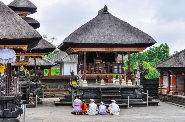 사람들이 Pura Besakih 사원, 발리, 인도네시아에 기도 — 스톡 사진