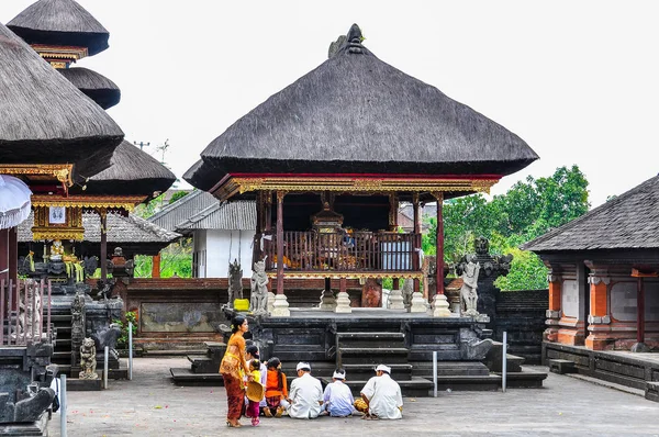 Modlących się ludzi w Pura Besakih Temple, Bali, Indonezja — Zdjęcie stockowe