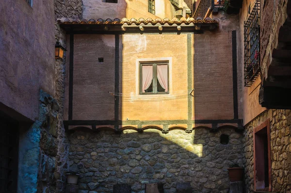 Janela ao pôr do sol em Albarracin, Espanha — Fotografia de Stock