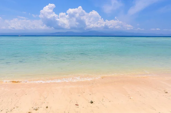 Пляж на острові Нуса Лембонган, Індонезія — стокове фото