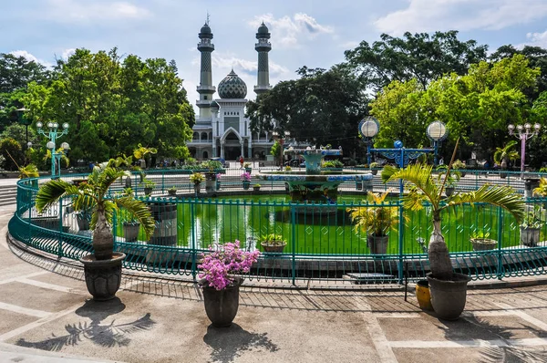 Mosquée et fontaine à Malang, Indonésie — Photo