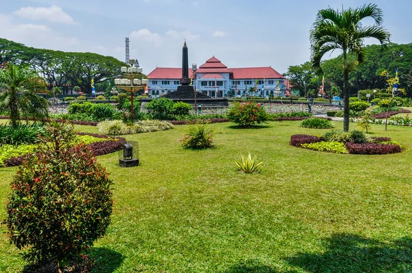 Mansão e um parque em Malang, Indonésia — Fotografia de Stock
