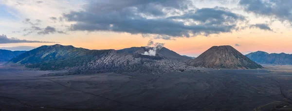 Πανοραμική θέα Ανατολή του ηλίου στο όρος Μπρόμο της Ινδονησίας — Φωτογραφία Αρχείου