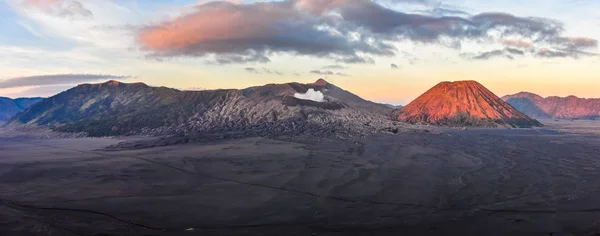 Panoráma a sunrise Mount Bromo, Indonézia — Stock Fotó