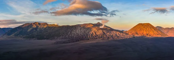 Panoráma a sunrise Mount Bromo, Indonézia — Stock Fotó