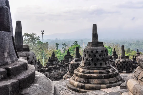 Buddhistické stúpy v Borobudur Temple, Indonésie — Stock fotografie