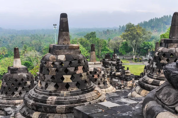 Buddhistické stúpy v Borobudur Temple, Indonésie — Stock fotografie
