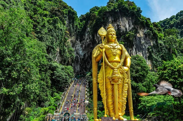 Gouden standbeeld op Batu Caves, Maleisië — Stockfoto