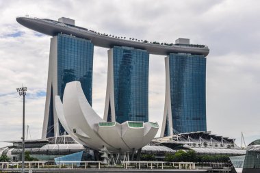 Marina Bay Hotel Singapur'da duruyor