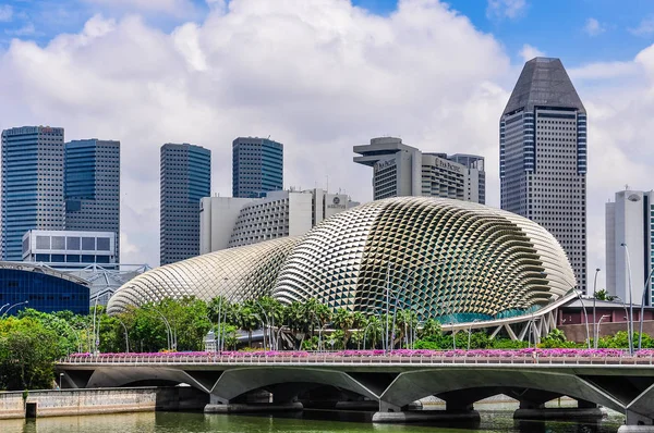 Сучасна архітектура з хмарочосами в Сінгапурі — стокове фото