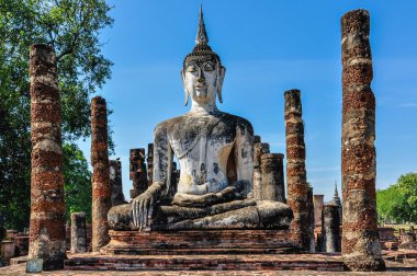 Buda heykeli Sukhotai, Tayland'da oturan