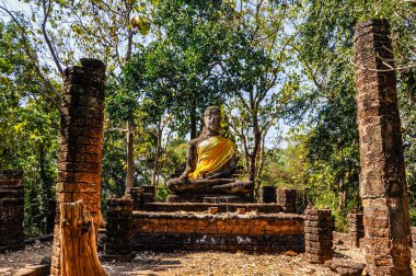 Buda heykeli ormanda Si Satchanalai, Tayland