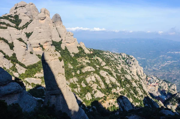 スペイン、モンセラット山の巨大な岩 — ストック写真