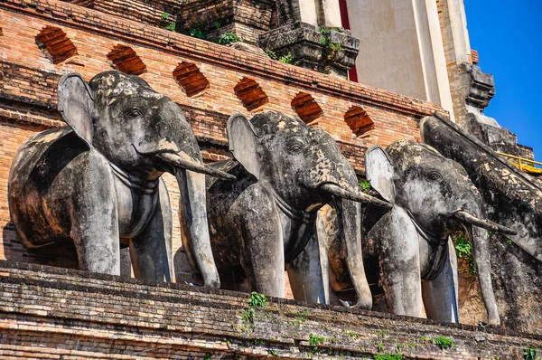 Elephants in Wat Chedi Luang in Chiang Mai, Thailand — Zdjęcie stockowe