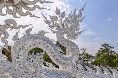 Chiang Rai, Tayland tapınakta beyaz Dragon heykeller
