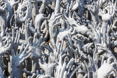 Chiang Rai, Tayland tapınakta beyaz el heykeller
