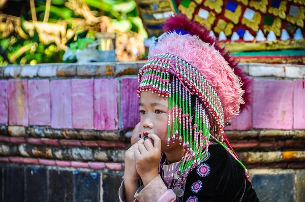 DOI SUTHEP, TAILANDIA - 22 DE DICIEMBRE DE 2012: Niño tailandés en el Templo Doi Suthep, Tailandia —  Fotos de Stock