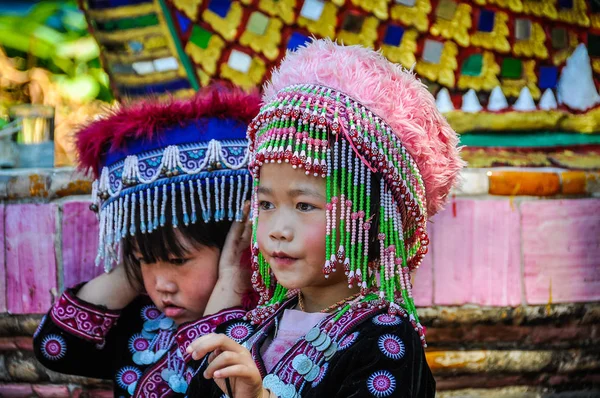DOI SUTHEP, TAILANDIA - 22 DE DICIEMBRE DE 2012: Niños tailandeses en el Templo Doi Suthep, Tailandia —  Fotos de Stock