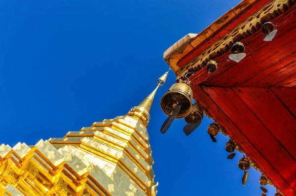 Gyllene stupa i Doi Suthep Temple, Thailand — Stockfoto