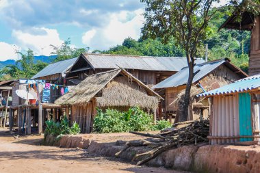 Muang Sing, Laos yakınındaki küçük bir topluluk ahşap evler