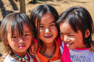 Muang Sing, Laos yakınındaki küçük bir topluluk yerel kızlar