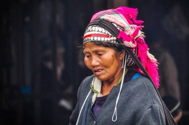 Yaşlı kadın içinde belgili tanımlık çarşı, Muang Sing, Laos